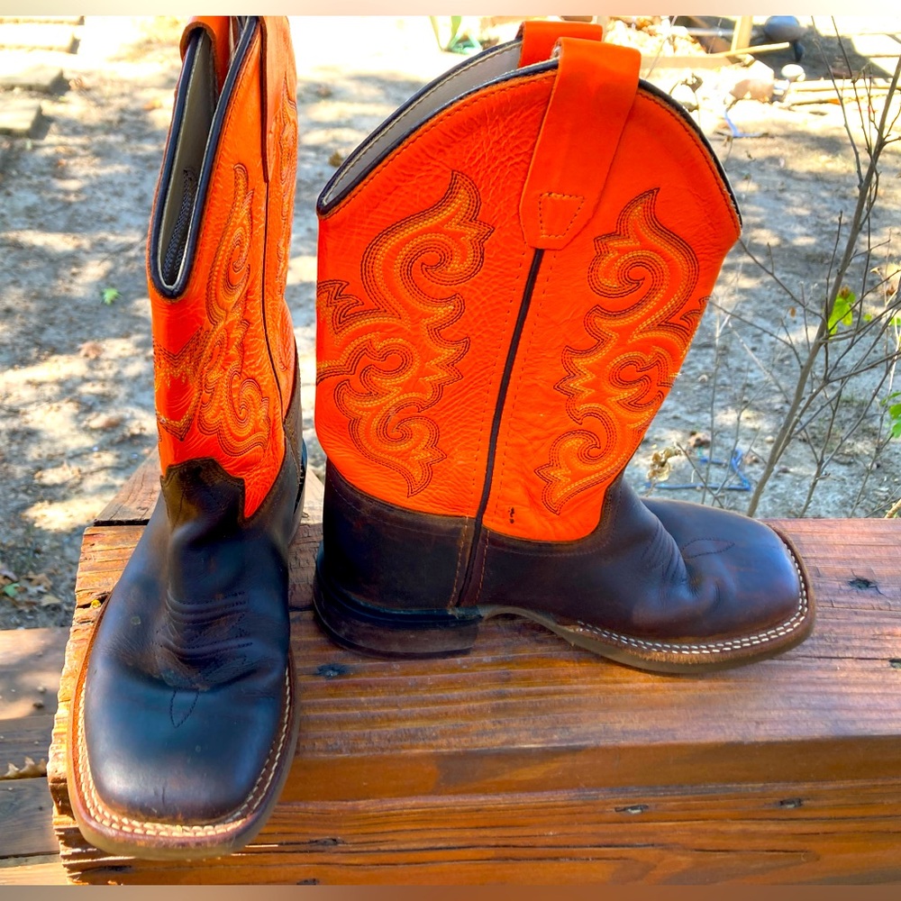 Boys size 2 Cowboys boots